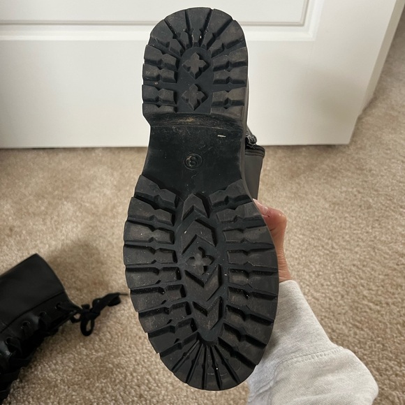 Universal Thread Women’s Black Brie Faux Leather Combat Platform Boots - Picture 15 of 16